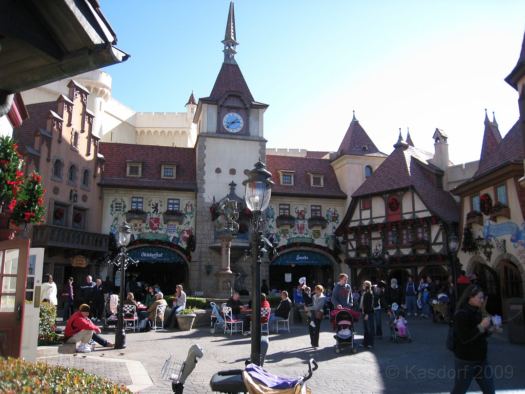 Disney 2010 D3 1060.jpg - January 9-11, 2010 Disney World Florida. Monday, up and ready to roll, took shuttle to Epcot. Caught a couple shows and took a lot of pictures. Finally had to call it a day to get to our plane to go home.